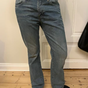 Skitsnygga blåa Levis jeans bootcut men lite baggy  - Jättefina mellanblå Levis jeans i snygg modell. Storleken på jeansen är 32,32 och modellen är 527. Jättefina då de både är lite baggy men även bootcut. Mått: midjemått 41cm innerbenslängd 84 cm. Passar ca 36-40 beroende på hur baggy man vill ha de. 