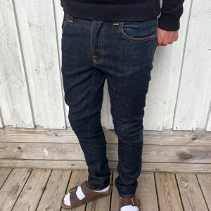 *Dry* Nudie Grim Tim - Säljer nu dessa sjukt snygga nudies i en minst sagt stilren färg!👔👖| Står 31/32 på lappen vilket inte stämmer, dessa sitter som 29/32 och kan även passa W28! 📏✅| Hör gärna av dig!✌🏻👑
