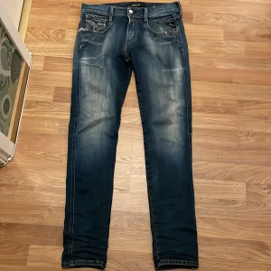 Replay jeans - Jag säljer ett par snygga mörk blåa jeans. Kontakta gärna för frågor om byxorna. Pris kan diskuteras.