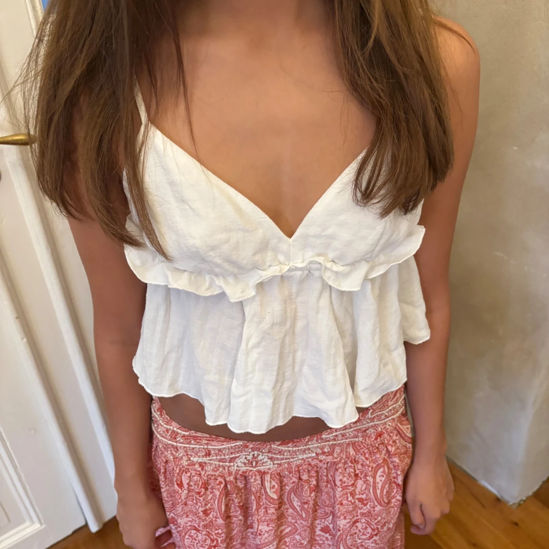 Vit volangig linnetopp med smala axelband - 2