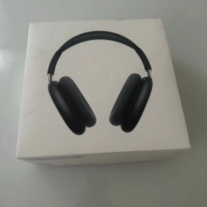 AirPods Max - Apple AirPods Max i svart färg, levereras med originalförpackning och Smart Case. Hörlurarna ser ut att vara i mycket gott skick utan synliga repor eller skador. Upplev aktiv brusreducering, hög ljudkvalitet och trådlös frihet med dessa premium over-ear hörlurar.