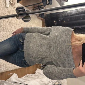 Stickad off-shoulder tröja  - Jätte fin grå stickad tröja nu till vintern💗