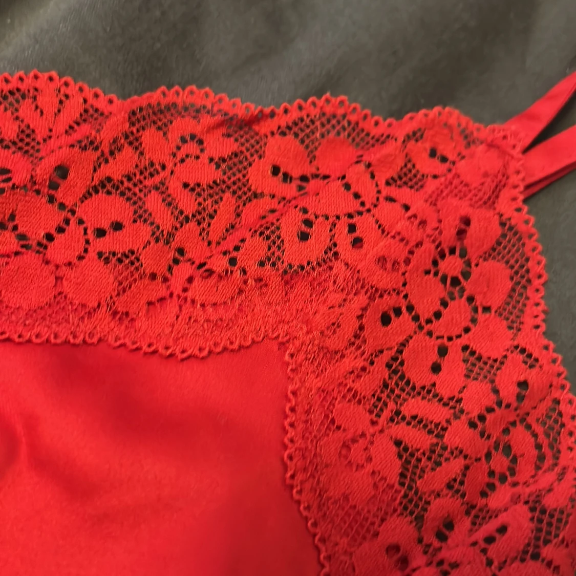 Röd spetslinne från Tezenis - 2