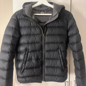 Colmar jacka - Svart pufferjacka från colmar. Det är en liten defekt på baksidan som man ser på bilden annars så är det inga andra defekter. Perfekt till vintern 