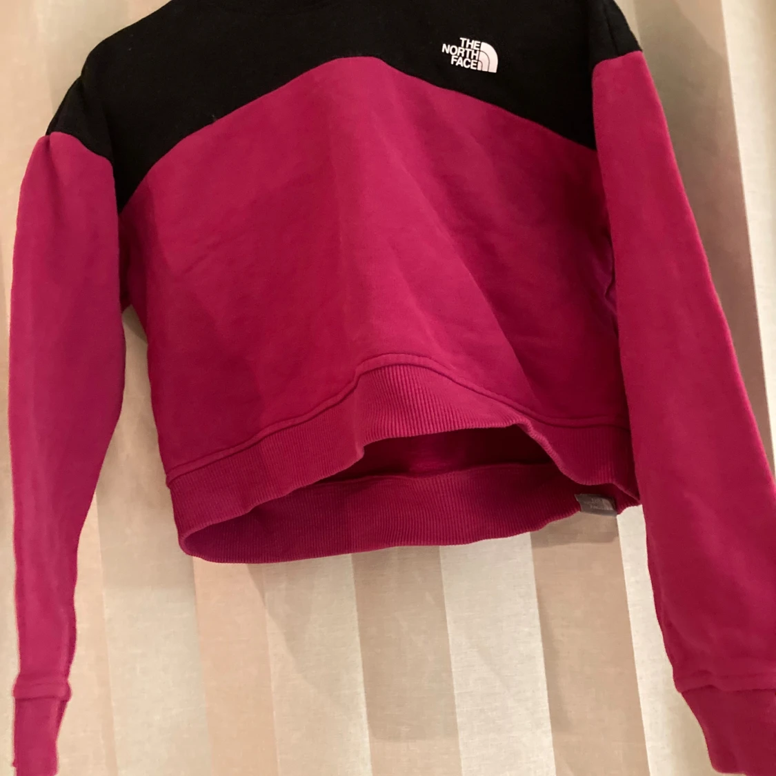 Svart och cerise hoodie från The North Face - 4