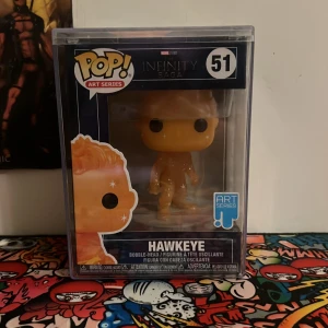 Funko Pop! Art Series Hawkeye #51 (Infinity Saga) - Sällsynt Funko Pop! Art Series Hawkeye #51 från Marvel Infinity Saga. Figuren är i nyskick och levereras i originalförpackning med skyddshölje. Perfekt för samlare och Marvel-fans. Inga synliga skador eller slitage på boxen.