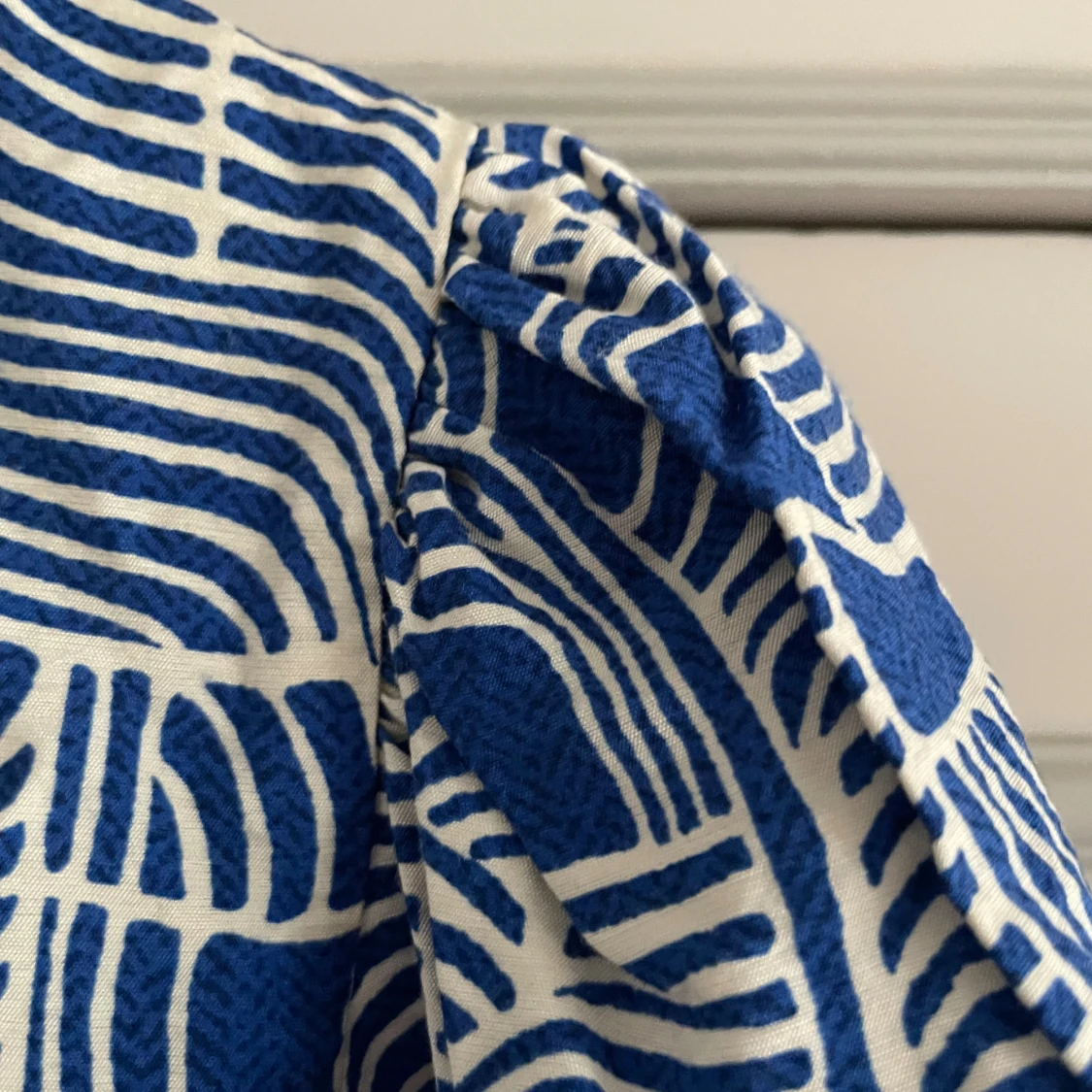 Blåvit blus med knyt från Object - 3