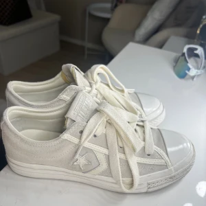 Beiga Converse One Star sneakers mocka - Säljer ett par vita Converse One Star sneakers i mocka. Använda ett fåtal gånger men är i väldigt bra skick. Endast liten skråma vid tårna. 
