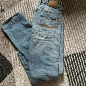 Blå Nudie Jeans - Säljer ett par ljusblå jeans från Nudie Jeans i mycket bra skick! Bara att höra av sig vid frågor! Nypris: Runt 1500kr.