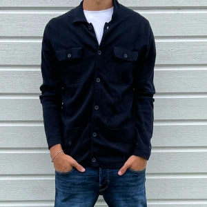 Massimo dutti cardigan  - Säljer min massimo dutti cardigan, riktigt bra skick 10/10. Storlek M men passar S också. Bra för vintern plus riktigt snygg. Pris kan diskuteras 