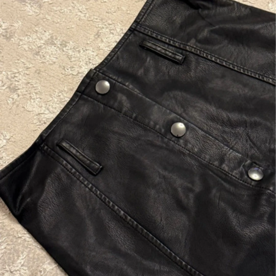 Svart kjol i skinnimitation - 2