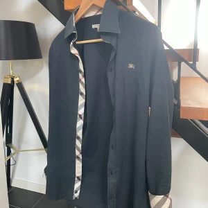 Mörkblå Burberry skjorta med rutor - Liten defekt på högra kraken- inget som syns när man bär plagget storlek S