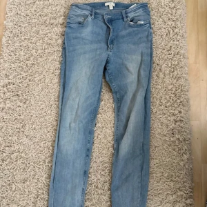 Ljusblå skinny jeans - Snygga ljusblå jeans. Jeansen har normal midja och är tillverkade i mjukt denim-material som sitter skönt hela dagen. Perfekta för dig som gillar en enkel och stilren look. Från H&M!