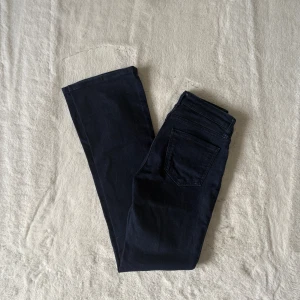 Low waist bootcut jeans från Zara, mörkblå 34 - Jättesnygga långa mörkblåa low waist bootcut jeans från märket Zara i storlek 34. De är i bra skick, väldigt sköna och är väldigt långa så perfekt för dig som är lite längre. Jag själv är ganska lång och dessa sitter perfekt 🤩 Jeansen har en jättebra passform med utsvängda ben och är tillverkade i mjukt denimtyg. Perfekta för dig som gillar stilrena, tidlösa byxor och jeans som passar till allt. Skriv om funderingar, lämna gärna omdöme om köpt och priset kan diskuteras😊(säljer likadana i svart)
