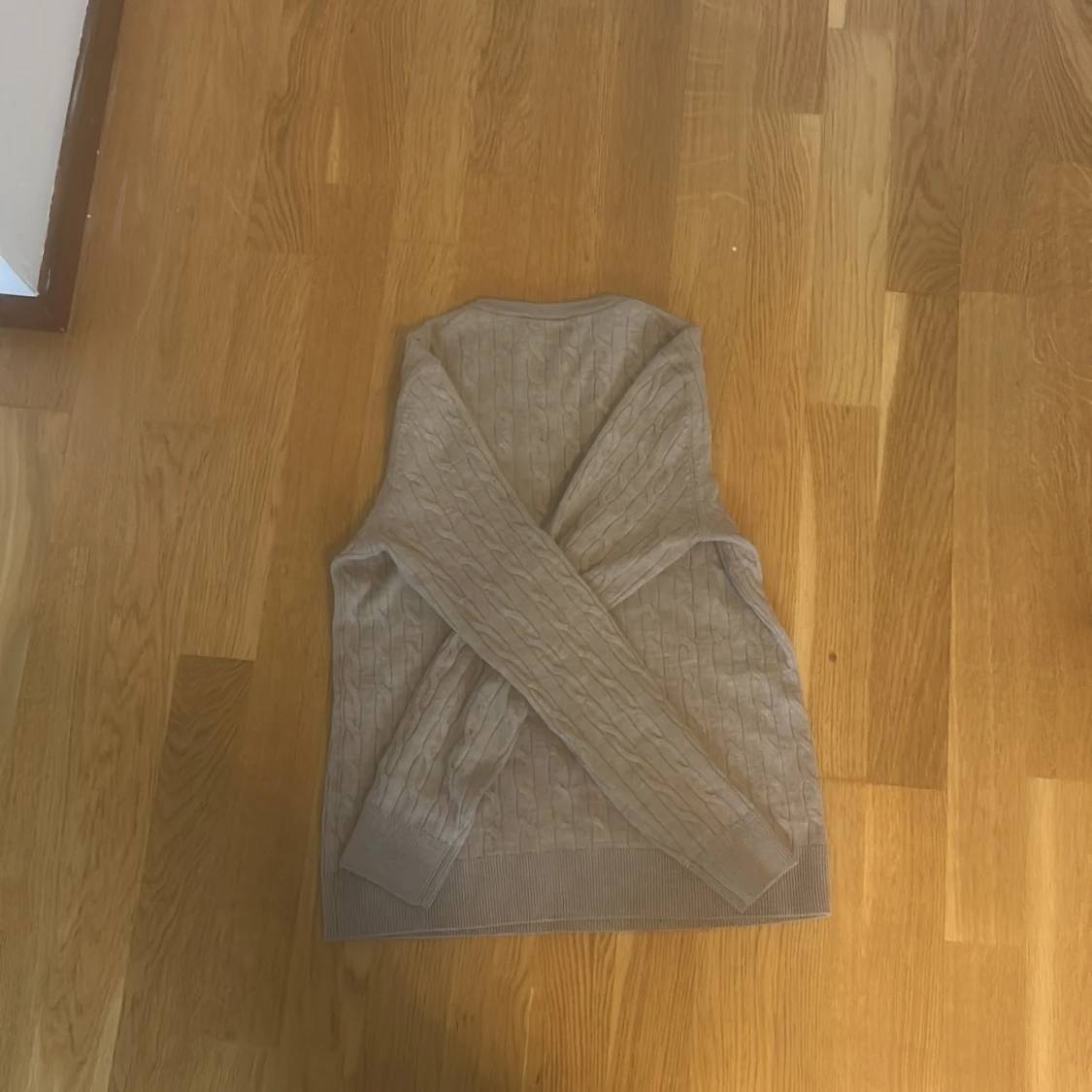 Beige kabelstickad tröja Morris i storlek m men passar s/xs - 1