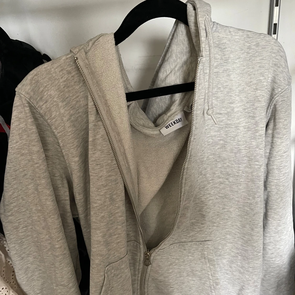 Grå hoodie med dragkedja från Weekday - 1