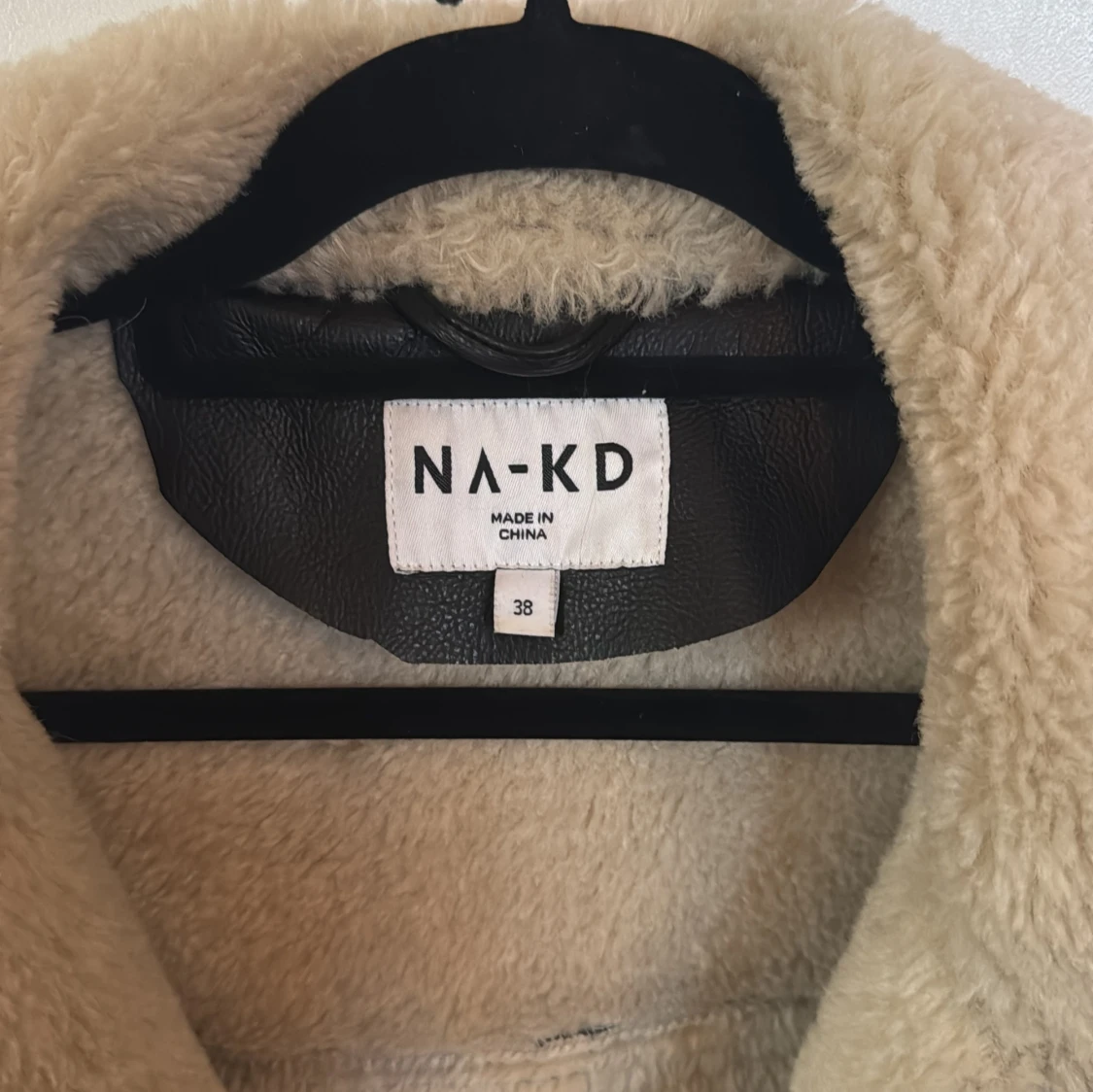 Svart skinnjacka med teddymsterial i från NA-KD, stl 38 - 1