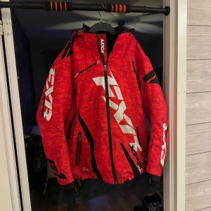 Fxr skoter/ vinterjacka  - Säljer en Fxr jacka då den ej använd, storlek S men är stor i storleken så typ M, nypris kring 3,5k