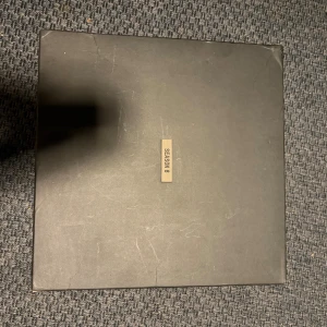 Yeezy Season 6 boots i mörkgrå mocka - Säljer ett par Yeezy Season 6 boots i mörkgrå färg. Skorna har chunky sula, snörning och är tillverkade i en mix av mocka och mesh. De har en sportig och robust look, perfekta för dig som gillar streetwear och vill sticka ut. Levereras med originalbox och dustbags. skriv om du har mer frågor (priset kan diskuteras)