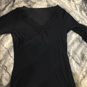Svart långärmad med spetsdetalj - Svart långärmad från intimissimi i storlek s