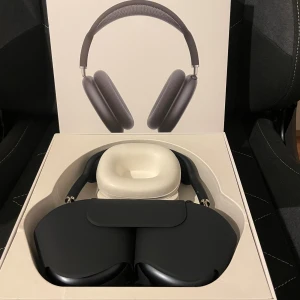 AirPods Max - Säljer mina AirpodsMax för endast 2500kr! Dags att bli av me dessa otroliga hörlurar som är i nyskick och laddare (Usb-c) tillkommer såklart. Startknappen har blivit lite trög men går fortfarande att koppla såklart!😁Hörlurarna är i färgen midnight blue en väldigt schysst färg, samt garanti kvarstår som ni ser på bilden.  Hör av er för intresse och frågor!