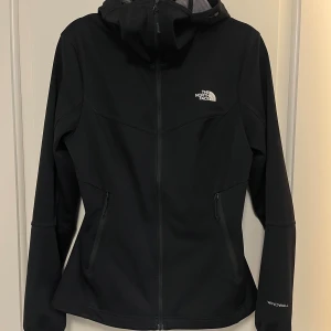 Jacka The North Face - Snygg tunn jacka med fin passform och bra fickor invändigt och utvändigt. Inga defekter, som ny. Passar S-M. Skriv för mer bilder 