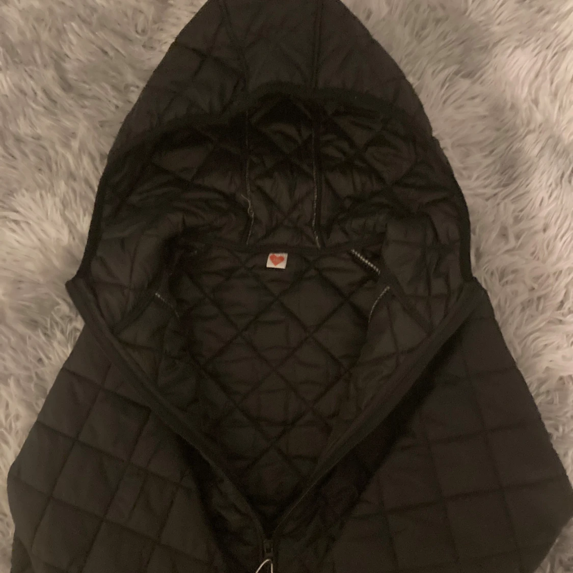 Svart quiltad jacka med huva - 2
