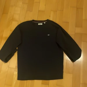 Mörk blå hoodie från gant - Pris kan diskuteras ! Säljer en mörk blå hoodie från gant. Bra kvalite 
