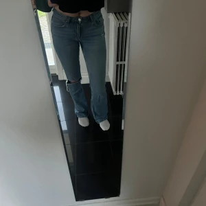 Ljusblå bootcut jeans med slitning - Säljer ett par blå bootcut jeans från Ginatricots ”perfect jeans”! Jeanser är mid-waist, med en slitning på knäet. Supersnygga, trendiga bootcutjeans perfekta nu till hösten!🤩 Jeansen sitter perfekt på mig som är 173, men de är lite längre i modellen. Säljer de nu då jag har tröttnat på dem och sällan använder.