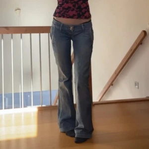 Coola jeans! - Jättefina jeans i superskick! ❣️  Midjemått mätt platt: 39 cm Innerbenslängd: 84 cm  För referens är jag 172 cm. Sydda i grenen och längst ner vid benen för att de ska bli mer lågmidjade och kortare, men båda sömmarna går att sprätta upp❣️Pris kan diskuteras