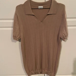 Beige ribbstickad pikétröja från John Henric - Säljer denna beigea ribbstickade pikétröjan från John Henric i storlek L, passar även M. Kan inte hitta modellen till salu längre men liknande modeller ligger runt 700kr. Den är i hyfsat skick. Hör av er vid eventuella funderingar!