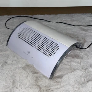 Nagel Dammuppsamlare - Funkar som vanligt, extra påse tillkommer. Fläckarna är endast från nageltillverkning dvs nagellack, gel osv