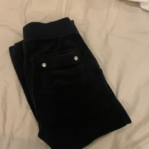 Svarta Juicy Couture byxor   - Svarta Juicy Couture mjukisbyxor i strl xxs, saknar snören. 