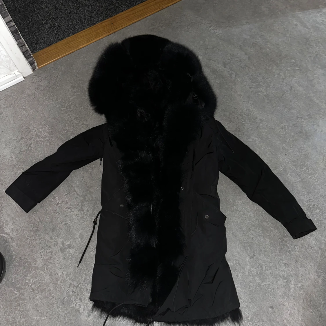 Svart parkas med stor päls