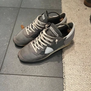 Philippe Model  - Str: 41, men passar mer som 42. Väldigt bra skick utan defekter.