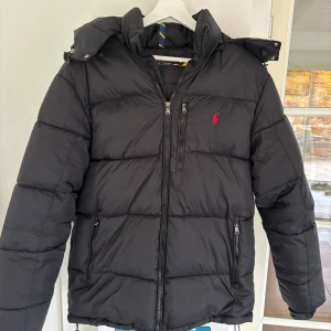 Ralph lauren puffer  - Säljer min Ralph lauren jacka då jag har vuxit ur den och inte var riktigt min stil, väldigt sparsamt använd, helt nyskick.