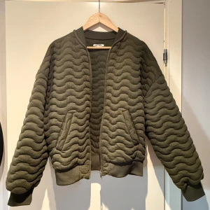 Mörkgrön jacka - Grön bomberjacka i tyg ifrån Zara i storlek S som passar perfekt nu till hösten🥹💞