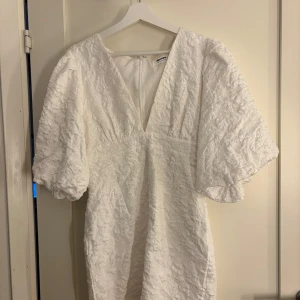 Vit klänning - Vit studentklänning från Showpo med puffiga kortärmar i storlek 36/s