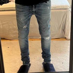 Blåa replay jeans med slitningar - Säljer ett par snygga Replay jeans i färgen blå med rikigt sköna . Hör av dig vid minsta fundering.