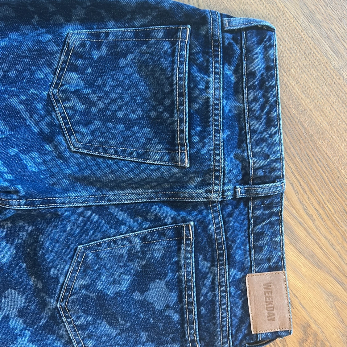 Blå ormmönstrade jeans från Weekday - 2