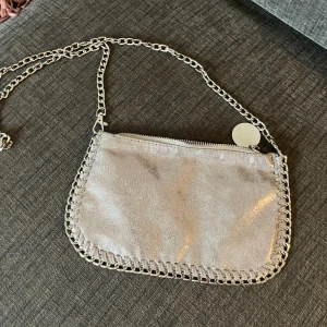 Silvrig axelväska med kedja - Snygg axelväska i metallic-silver. 💕