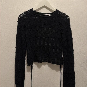 Svart stickad bolerotopp med snörning - Säljer en svart stickad/virkad långärmad topp från Zara💕. Den har en öppen rygg och knyts i ryggen. Helt utsåld, som ny 💕är i storlek M men passar även S  