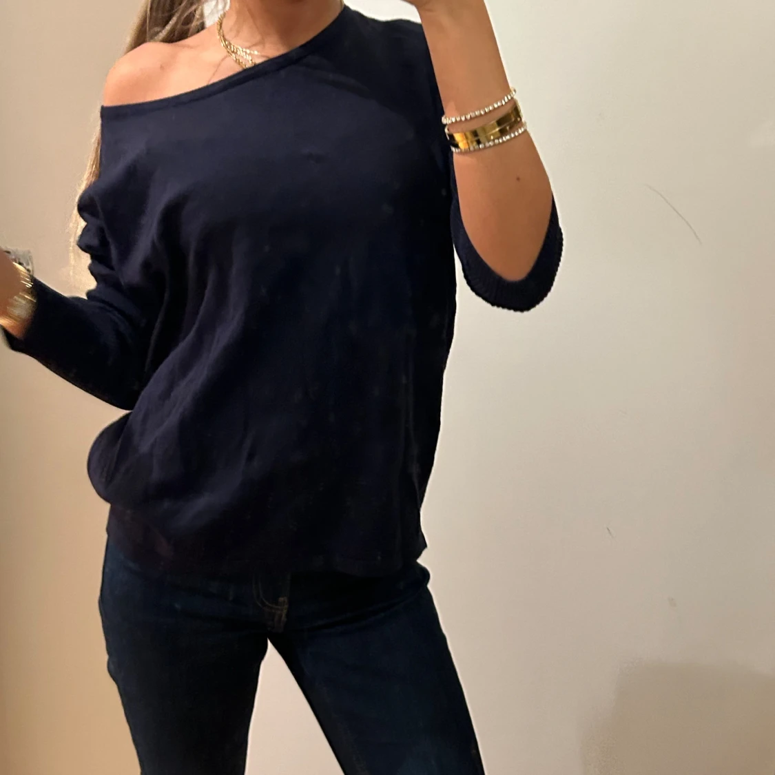 Mörkblå offshoulder stickad tröja