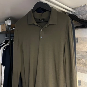 Olivgrön pikétröja från Massimodutti  - En tröja från Massimo dutti, knappt använd så iprencip nyskick på den. Tröjan är i storlek L. 