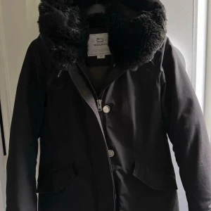 Woolrich jacka dam - Beaker Parka - Säljer nu min Woolrich jacka i modellen Beaker Parka! -Storlek medium - Nypris: 7700kr -Kvitto finns och även alla lappar som medföljes (köpt i woolrich butiken Sthlm 2023) -Använd (inte mycket) men välskött och inga skador -Päls runt luvan och inuti (fuskpäls)  PM för frågor🌸