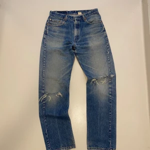 Vintage Levi’s jeans 505 - Blåa vintage Levis 505 jeans //  Storlek W34 L34 //  Mycket bra skick endast gylfen som är trasig men går att laga på en jeans affär👍  Skriv vid minsta fråga eller fundering💯🤝