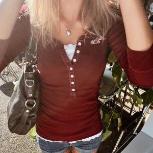 Red hollister henley - Vinröd henley topp med trekvartsärmar i stl S från Hollister. 