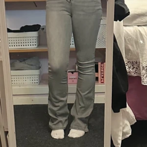 Bootcut jeans från Perfect Jeans - Två par bootcut jeans från Perfect Jeans, ett par i ljusgrå tvätt och ett par i klassisk blå denim. Båda har femficksdesign, hällor för bälte och dragkedjegylf. Snygg passform med utsvängda ben och normal midja. Perfekta för dig som gillar retrovibbar och bekväma jeans. En för 150 eller båda 250 