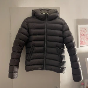  Colmar pufferjacka - Säljer en svart pufferjacka från Colmar Originals. Inga defekter, italiensk storlek 44 men skulle säga xs-s