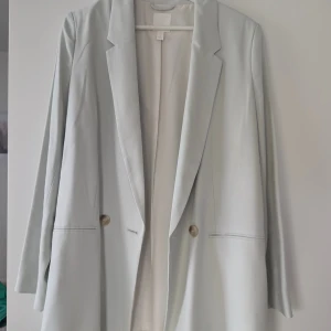 Kavaj - Oversized mint grön kavaj från H&M. Använd en gång.